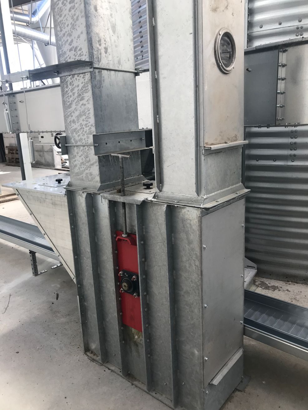 Low-speed bucket elevator for rice