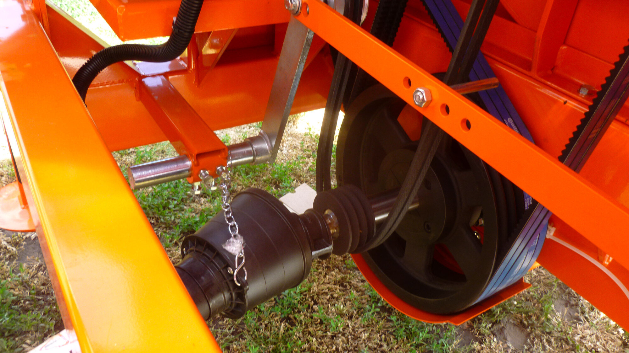 Agrex grain dryer driven by the tractor PTO