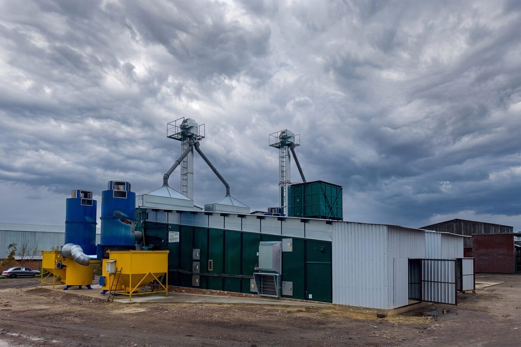 Alvan Blanch DF grain dryer at a working site