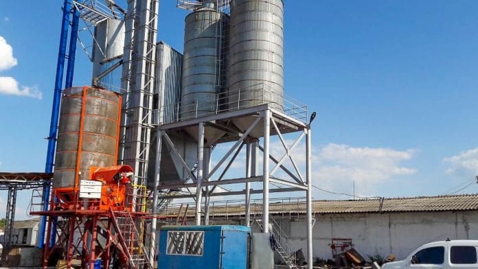 Mobile grain dryer with bucket elevator