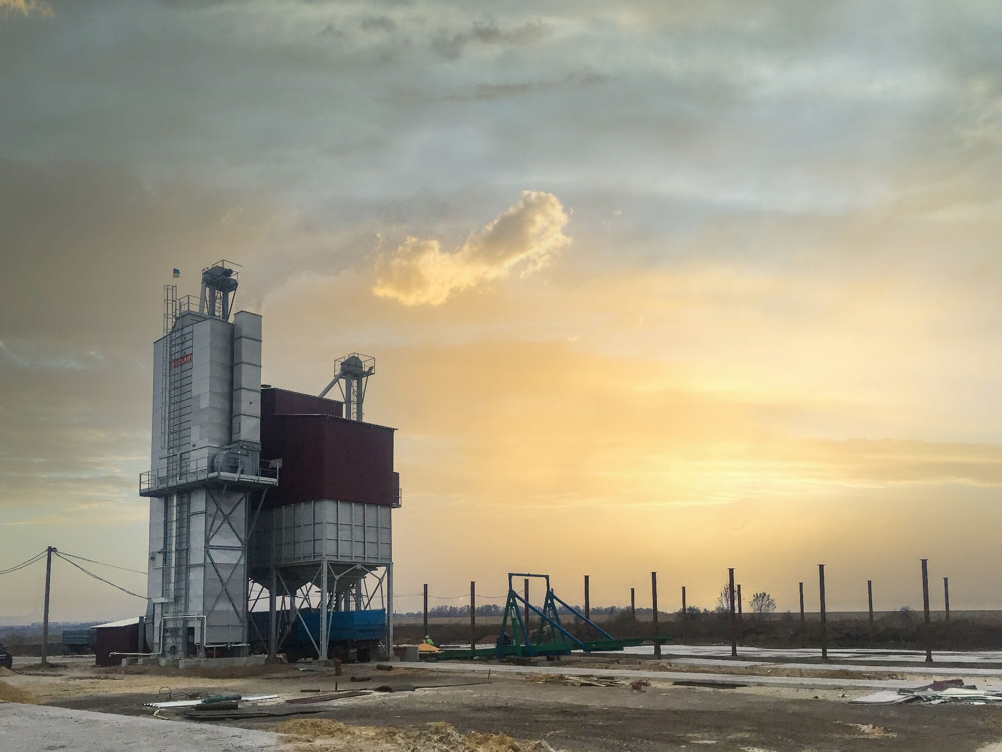Tower/shaft mixed-flow grain dryer for corn drying