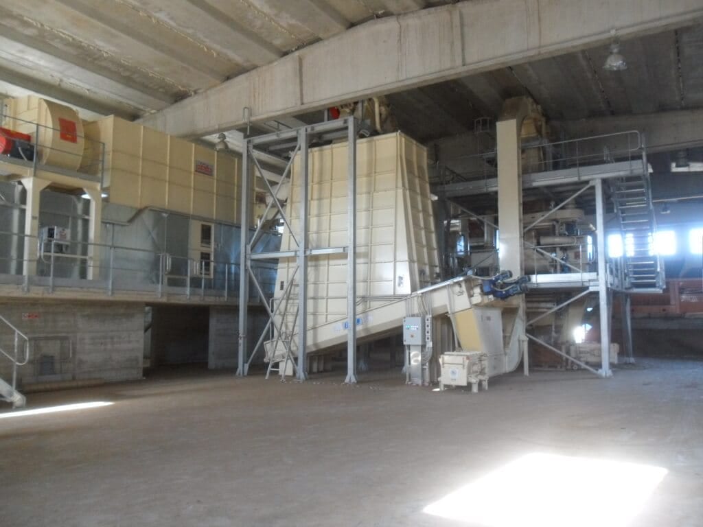 Conveyor belt dryer with heat recovery