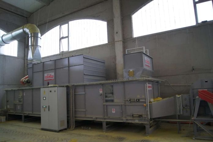 Italian dryer with movable floor