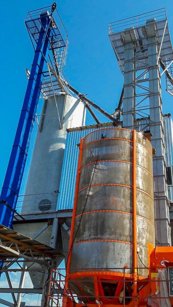 Agrex Grain dryer with bucket elevator