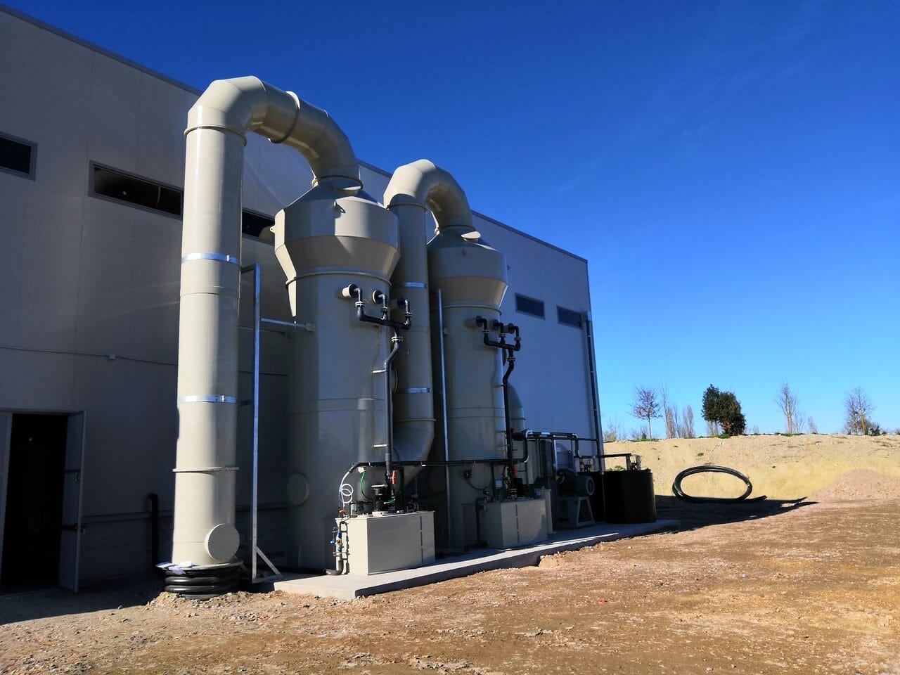 Dust and smell elimination for conveyor dryer